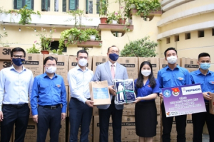 Trao tặng 12000 chiếc bánh Trung thu cho y bác sĩ tuyến đầu