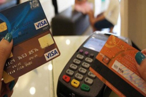 Ngân hàng bắt đầu hỗ trợ chủ thẻ tín dụng, giảm lãi suất xuống dưới 1%/tháng