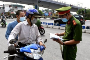 Hà Nội: Đối tượng dương tính với ma túy phóng xe ôtô đâm người dân bị thương; tiếp tục húc tung rào chắn, bung văng barie vượt qua chốt