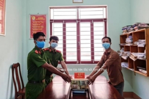 Gia Lai: 2 chiến sỹ công an trả lại hơn nửa tỷ đồng cho người đánh rơi
