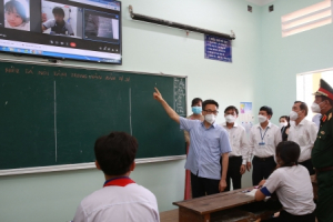 Phó Thủ tướng Vũ Đức Đam thăm, động viên thầy trò vùng dịch Tiền Giang