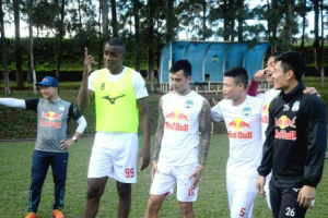 HAGL: Trung vệ cao gần 2 m nổi bật trong buổi tập đầu tiên