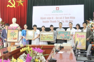 Trao tặng tranh vẽ cho bệnh viện để tiếp động lực cho bác sĩ và bệnh nhân