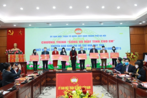 Hơn 1.000 học sinh có hoàn cảnh khó khăn tại Hà Nội được tặng thiết bị học trực tuyến