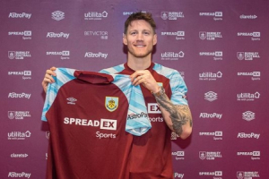Wout Weghorst đã ký hợp đồng về chơi cho Burnley