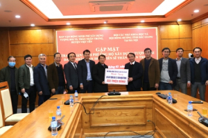 Bà con đồng hương Bắc Giang tại Hà Nội đóng góp xây dựng tượng đài Thân Nhân Trung