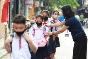 Hà Nội cho học sinh từ khối lớp 1 đến lớp 6 của 18 huyện, thị xã trở lại trường học