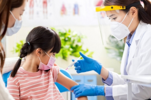 Thương con là phải tránh rủi ro cho con nhiều hơn chứ không phải tước bỏ quyền được tiêm của trẻ em