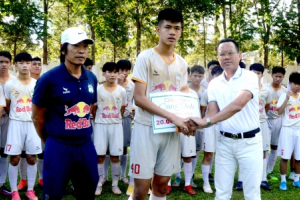 Dầu tràm Cung Đình trao tiếp học bổng cho tài năng trẻ bóng đá Hoàng Anh Gia Lai