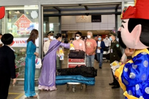 Hàng trăm du khách "xông đất" thành phố bên sông Hàn