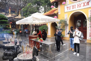 Người dân Hà Nội đi lễ đền, chùa rằm tháng Giêng