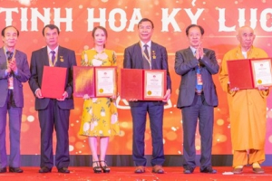 Gốm Đất Việt đón nhận kỷ niệm chương “Tinh hoa Kỷ lục”