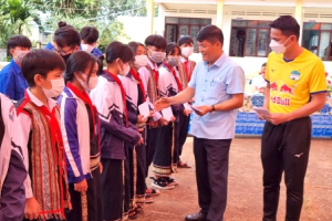 Câu lạc bộ bóng đá Hoàng Anh Gia Lai trao học bổng, tặng ti vi tại huyện Đak Đoa