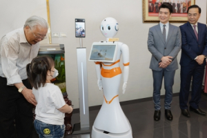 Nâng cao trải nghiệm khách hàng, SHB đưa Robot thông minh vào phục vụ giao dịch