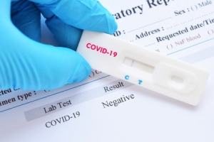 Vì sao test nhanh Covid về âm tính nhưng vẫn có triệu chứng đau họng và ho