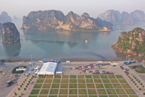 Đoàn xe điện VinFast tạo hình chữ V khổng lồ bên vịnh Hạ Long