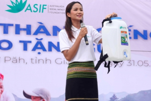 Hoa hậu H’Hen Niê đội mưa dự khánh thành 39 giếng và trao 350 gùi nước tại Gia Lai   