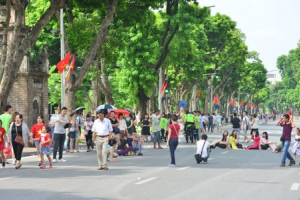 Không mang vật nuôi, gia súc, gia cầm vào trong không gian đi bộ hồ Hoàn Kiếm