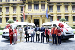 Hội Chữ thập đỏ Việt Nam tiếp nhận vật tư y tế, xe cứu thương từ Vương quốc Oman