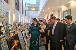 Khai mạc triển lãm ảnh, trưng bày sản phẩm hàng hóa Hà Nội - Viêng Chăn
