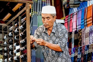 Người giữ gìn nghề dệt thổ cẩm ở ấp Phũm Soài