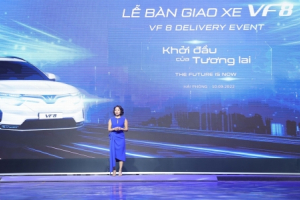 Vinfast bàn giao 100 ô tô điện VF 8 đầu tiên cho khách hàng
