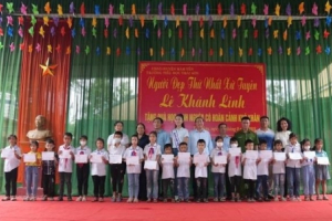 Người đẹp Thứ nhất Lê Khánh Linh tặng quà cho các em nhỏ và bệnh nhân có hoàn cảnh khó khăn