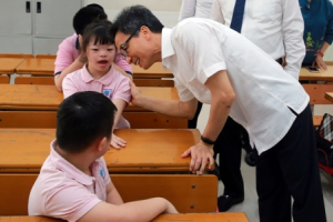 Phó Thủ tướng Vũ Đức Đam vui khai giảng với các cháu học sinh tiểu học