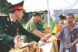 Khách đến thăm Lăng Bác ngày lễ Độc lập được nhận quà