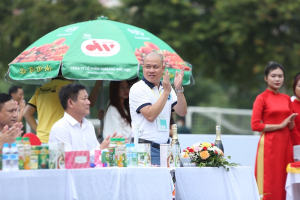 Khi nhà báo “làm bóng đá…”