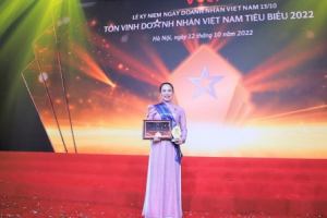 Bà Đỗ Nguyệt Ánh - Chủ tịch Hội đồng thành viên Tổng công ty Điện lực miền Bắc vinh dự được vinh danh Doanh nhân tiêu biểu Việt Nam 2022