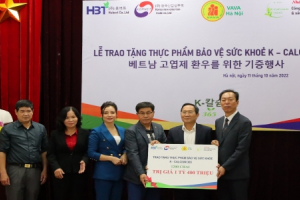 Trao tặng 100 suất quà cho Hội Nạn nhân Chất độc da cam/Dioxin TP Hà Nội
