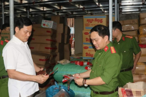 Hà Tĩnh: Phát hiện cơ sở tự đóng gói 1,2 tấn bánh kẹo không rõ nguồn gốc