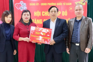 Mang xuân yêu thương tới các hộ gia đình có hoàn cảnh khó khăn tại 2 phường Quốc Tử Giám và Trung Tự