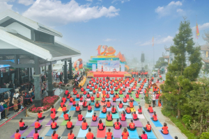 500 người đồng diễn Yoga chào mặt trời tại Fansipan