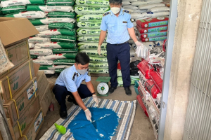Phát hiện 4 tấn phân bón không đảm bảo chất lượng, ngăn chặn 3,5 tấn đường nhập lậu