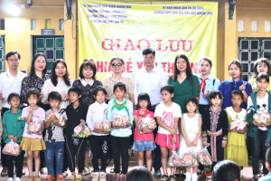 Hành trình “Chia sẻ yêu thương” đến với học sinh vùng cao