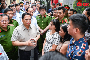 Thủ tướng thị sát hiện trường và thăm hỏi sức khỏe nạn nhân trong vụ cháy chung cư mini ở quận Thanh Xuân