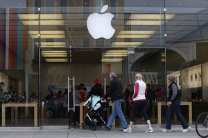 Donald Trump nói Apple sẽ xây ba nhà máy lớn tại Mỹ