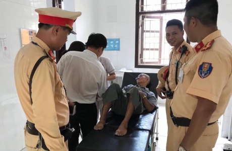 CSGT Hà Nội giúp đỡ cụ ông 82 tuổi đi xe đạp điện bị ngã bất tỉnh trên đường