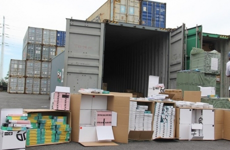 Một container phụ kiện điện thoại nhập từ Trung Quốc ghi xuất xứ Việt Nam