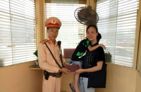 CSGT Hà Nội nhặt được ví đánh rơi, tìm trả người đánh mất