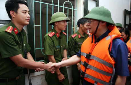 Phó Thủ tướng Vương Đình Huệ động viên bà con vùng lũ Hương Khê