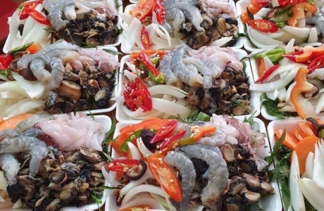 Giật mình set lẩu toàn hải sản tươi giá chỉ 50 ngàn trên vỉa hè