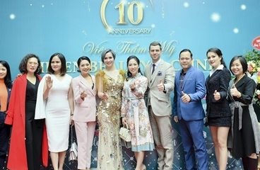 Nhận lời mời của doanh nhân Helen Nguyễn, TS. BS Dr Vee Chernick đã tới Việt Nam chuyển giao công nghệ làm đẹp