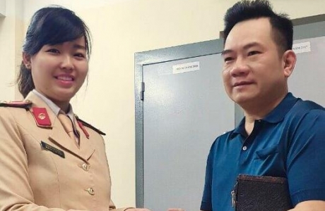 Hà Nội: Đội Cảnh sát Giao thông số 7 trả lại của rơi cho người dân