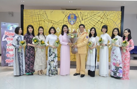 Những bóng hồng CSGT duyên dáng với áo dài truyền thống