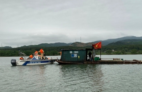 Quảng Bình: Lực lượng chức năng ra quân xử phạt cát tặc trên sông gần 40 triệu đồng