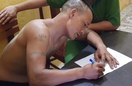 Hà Tĩnh: Nhậu say, xách dao vào trụ sở công an chém người
