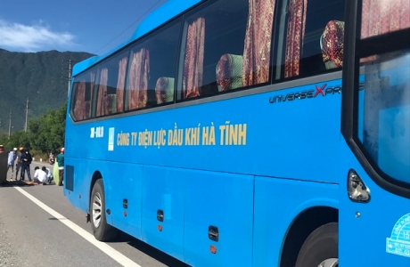 Người đàn ông tử nạn sau khi bị xe khách của nhà máy nhiệt điện Vũng Áng (Hà Tĩnh) cán qua